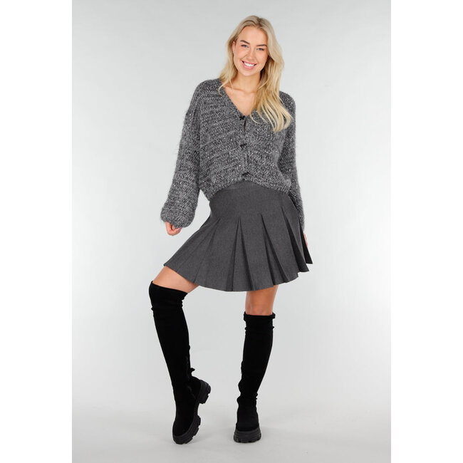 Dunkelgraue Strickjacke mit Schleifeknöpfen und dezenten Glanzdetails