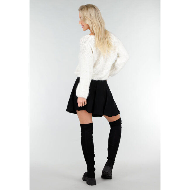 Weiße Strickjacke mit Schleifeknöpfen und dezenten Glanzdetails