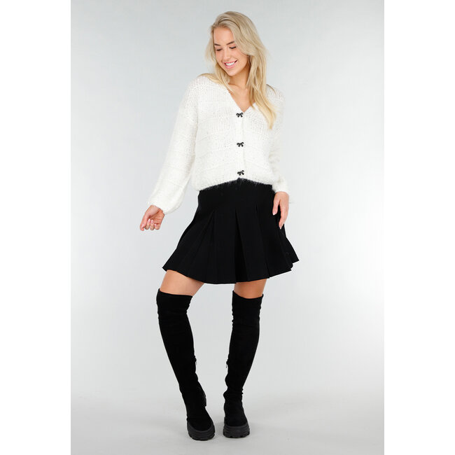 Weiße Strickjacke mit Schleifeknöpfen und dezenten Glanzdetails