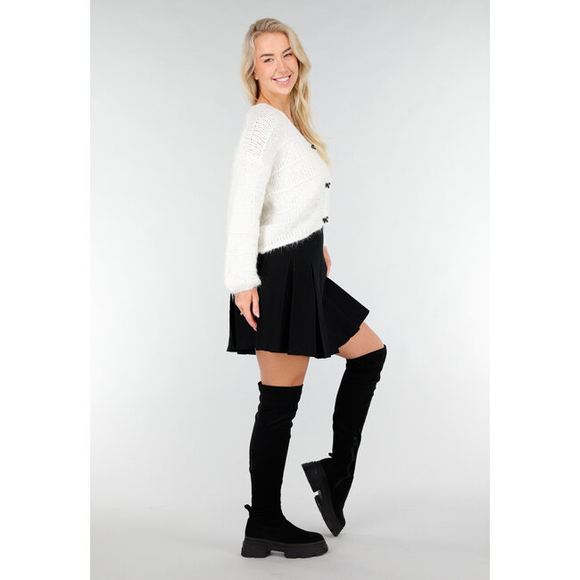 Weiße Strickjacke mit Schleifeknöpfen und dezenten Glanzdetails