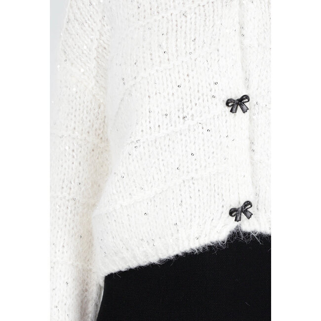 Weiße Strickjacke mit Schleifeknöpfen und dezenten Glanzdetails