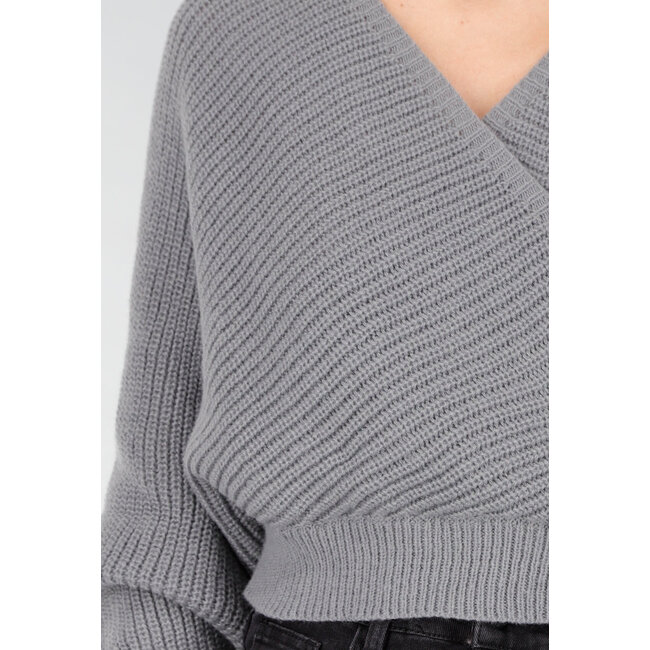 Grauer Strickpullover mit V-Ausschnitt und elastischem Bund