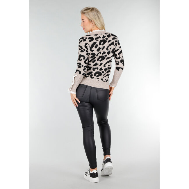 Strickpullover mit Leopardenmuster und Spitzendetails an Hals und Ärmeln