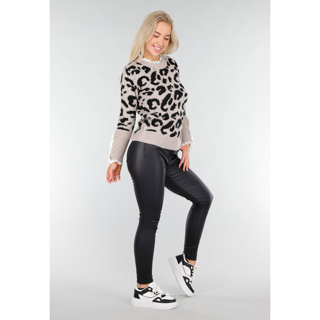 Strickpullover mit Leopardenmuster und Spitzendetails an Hals und Ärmeln