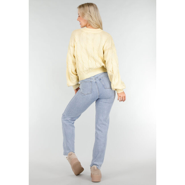 Hellgelber Strickpullover mit Zopfmuster und Rundhalsausschnitt