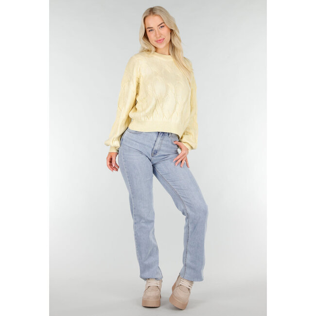 Hellgelber Strickpullover mit Zopfmuster und Rundhalsausschnitt