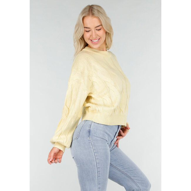 Hellgelber Strickpullover mit Zopfmuster und Rundhalsausschnitt