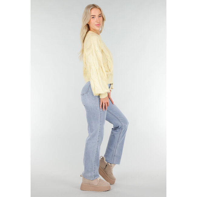 Hellgelber Strickpullover mit Zopfmuster und Rundhalsausschnitt