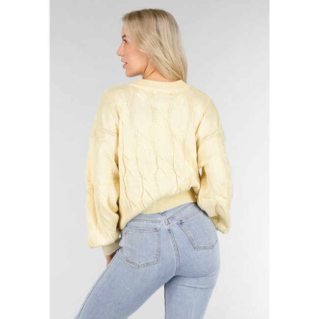 Hellgelber Strickpullover mit Zopfmuster und Rundhalsausschnitt