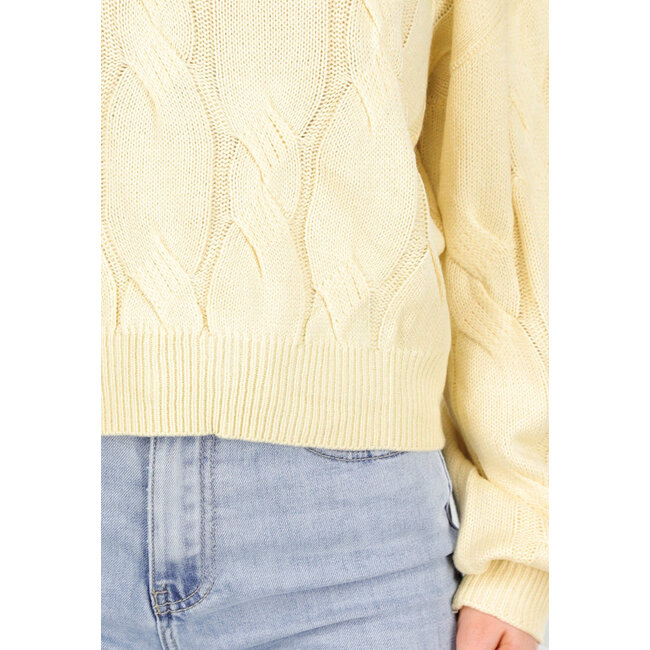 Hellgelber Strickpullover mit Zopfmuster und Rundhalsausschnitt