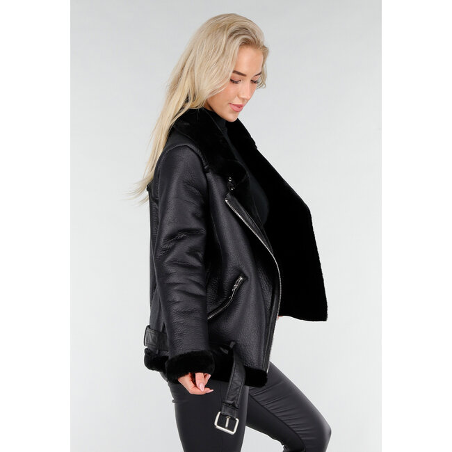 Schwarze Bikerjacke aus Kunstleder mit Kunstfell
