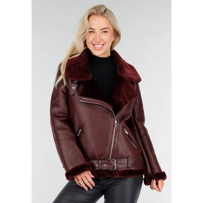 Bordeauxrote Bikerjacke aus Kunstleder mit Kunstfell
