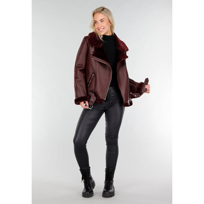 Bordeauxrote Bikerjacke aus Kunstleder mit Kunstfell