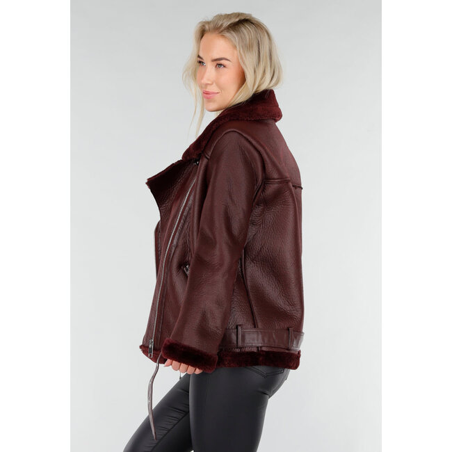 Bordeauxrote Bikerjacke aus Kunstleder mit Kunstfell