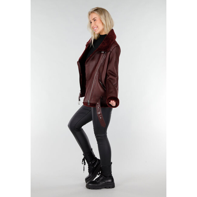 Bordeauxrote Bikerjacke aus Kunstleder mit Kunstfell