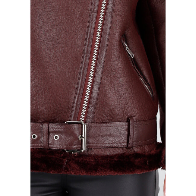 Bordeauxrote Bikerjacke aus Kunstleder mit Kunstfell