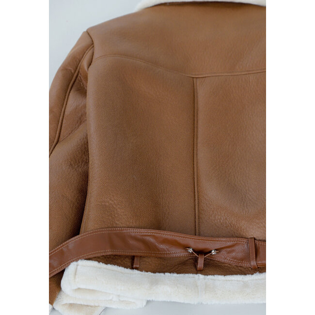 Bordeauxrote Bikerjacke aus Kunstleder mit Kunstfell