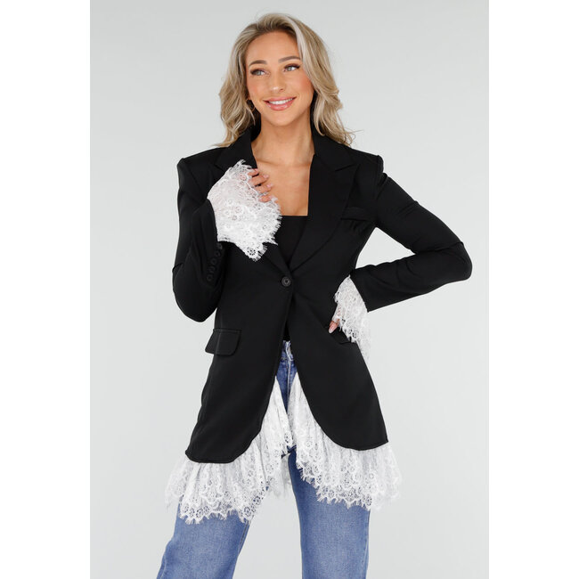 Schwarzer Blazer mit weißen Spitzenrüschen an Saum und Ärmeln