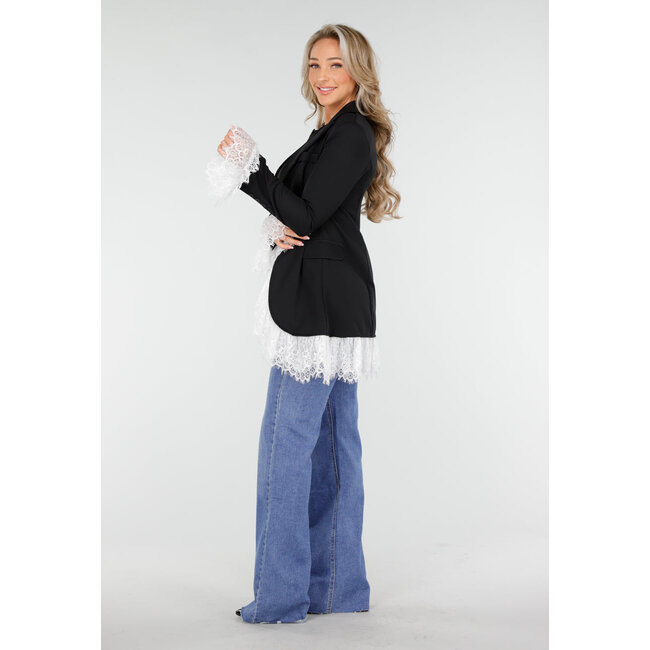 Schwarzer Blazer mit weißen Spitzenrüschen an Saum und Ärmeln