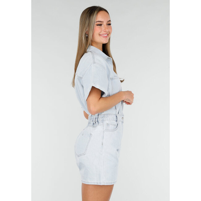Hellblauer Denim-Playsuit mit kurzen Ärmeln