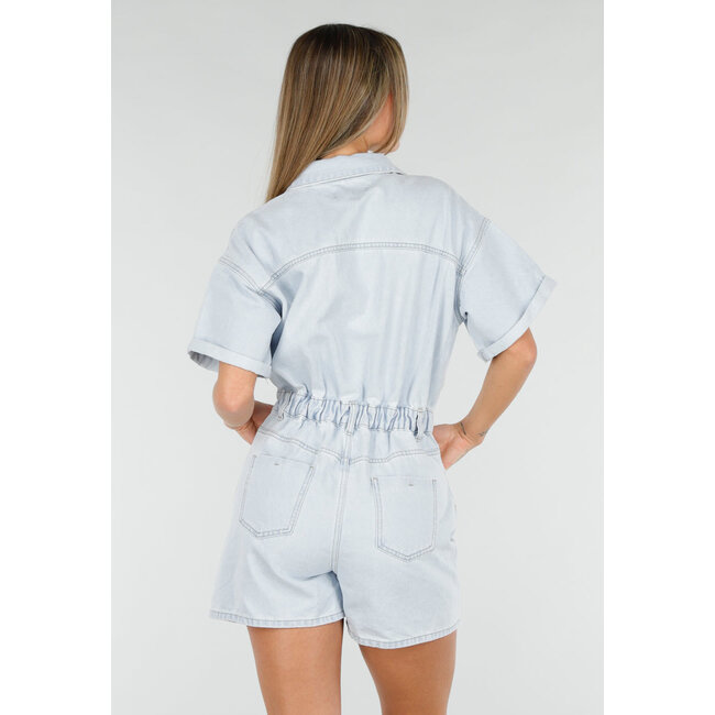 Hellblauer Denim-Playsuit mit kurzen Ärmeln