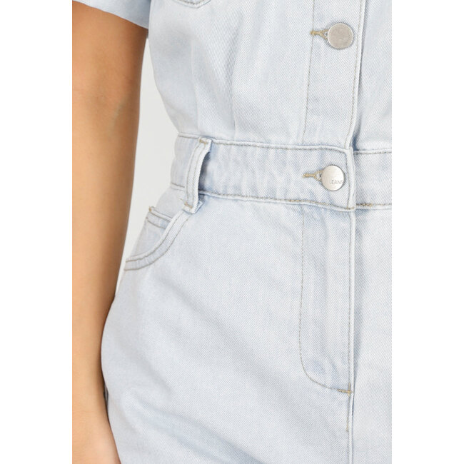 Hellblauer Denim-Playsuit mit kurzen Ärmeln