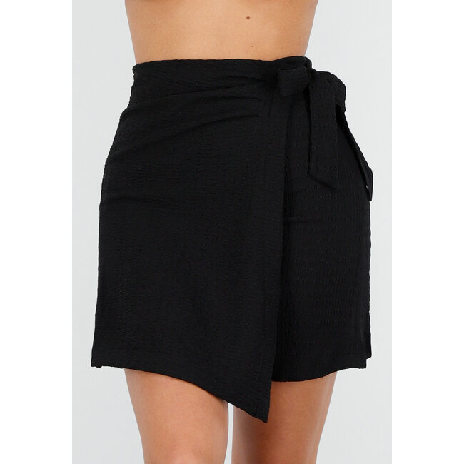 Tall Schwarzer Stretch-Skort mit Schleifenverschluss und leicht strukturiertem Material