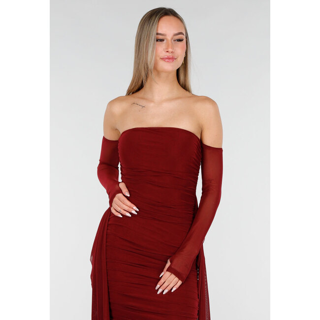 Bordeauxrotes, schulterfreies Mesh-Kleid mit langen Ärmeln