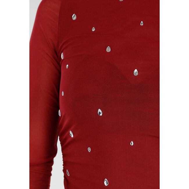 Bordeauxrotes Mesh-Oberteil mit Nieten