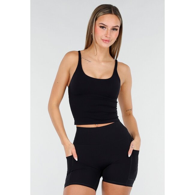 Schwarzes Basic-Top mit Polstern