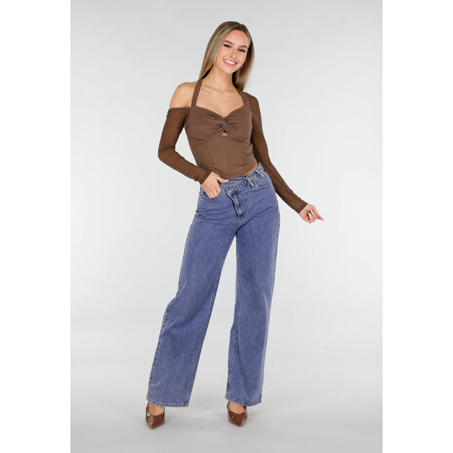 Braunes Crop Top mit gedrehtem Vorderteil