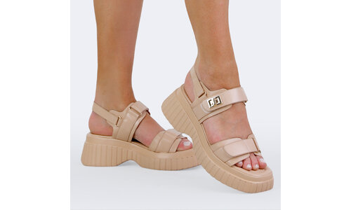 Hausschuhe und Sandalen