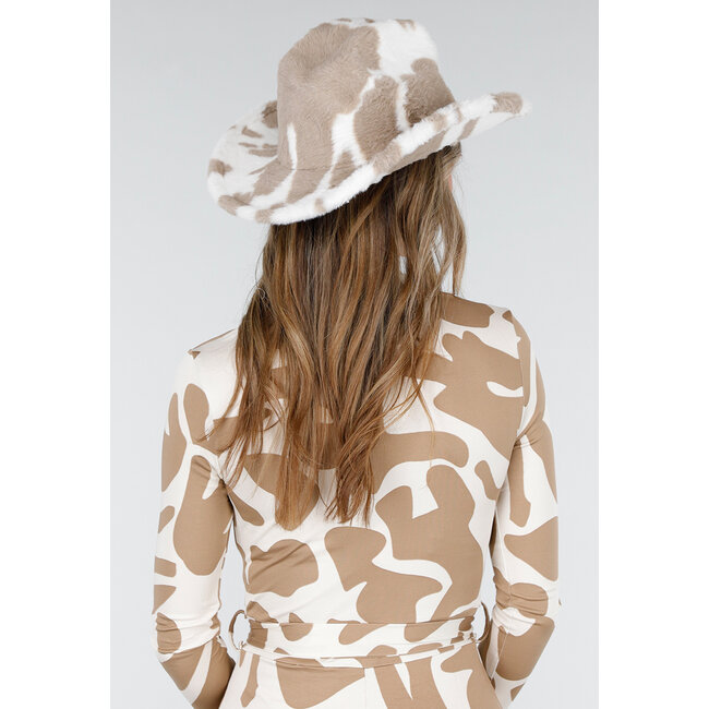 Beigefarbener Cowboyhut aus Kunstfell mit Kuhfleckenmuster