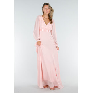 Langes lachsfarbenes Chiffon-Galakleid