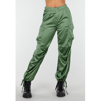 Grüne Cargo-Hose in Satinoptik
