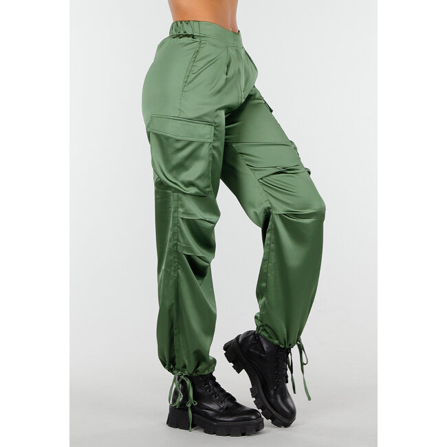 Khakifarbene Cargohose in Satinoptik mit Schleifendetail