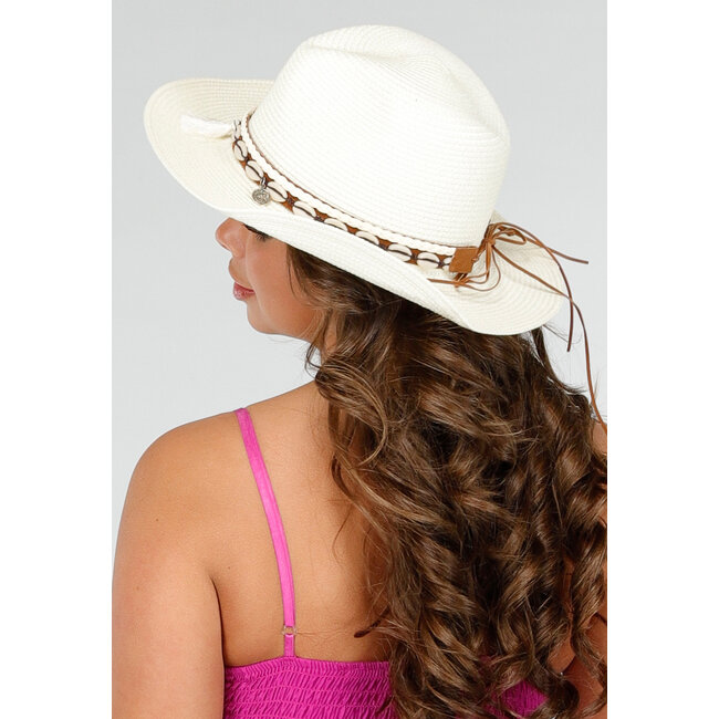 Strandhut mit Band in Wildlederoptik und Kaurimuscheln in Beige