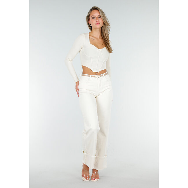 Beigefarbener Gürtel mit goldenen Details