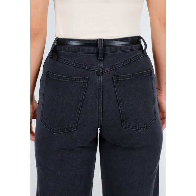 Schwarzer schmaler Taillengürtel mit goldenem Detail