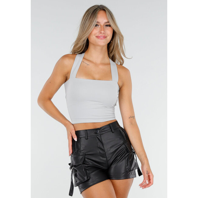 Graues Top mit Schleife und Pads