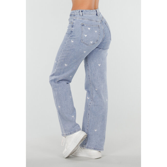 Hellblaue Straight Leg Jeans mit Herzchenprint