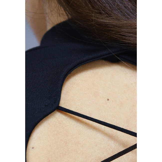 Schwarzes langärmeliges Top mit offenem Rücken