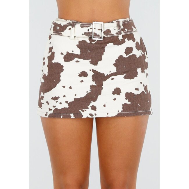 Weiß-brauner Kuhdruck-Skort mit Gürtel und taillierter Passform