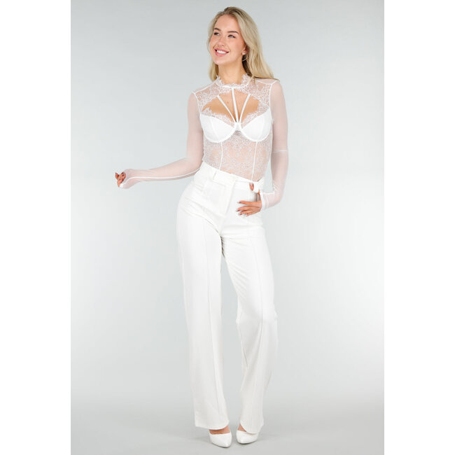 Weißer Spitzenbody mit langen Ärmeln und Bügeln