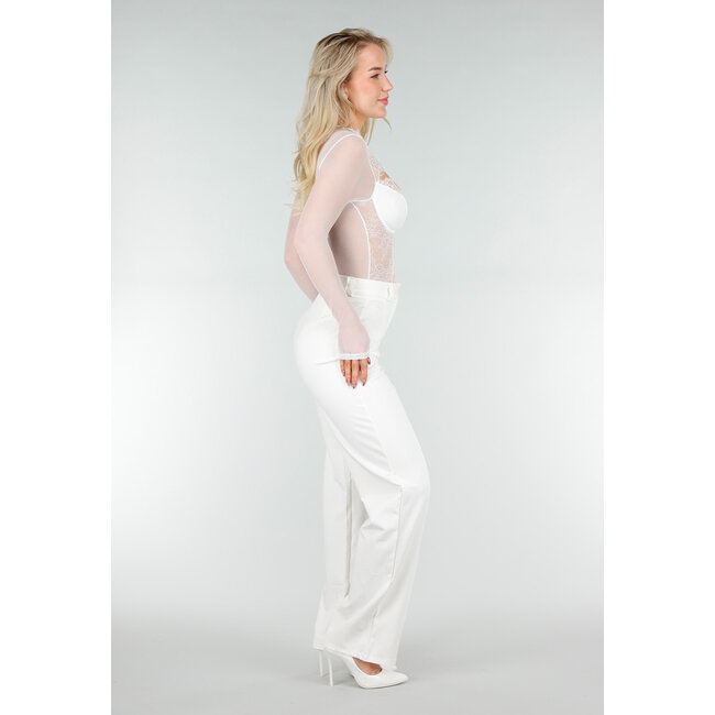 Weißer Spitzenbody mit langen Ärmeln und Bügeln