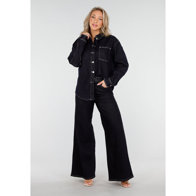 Dunkelblaue Flared Jeans mit hoher Taille und kontrastierenden Nähten