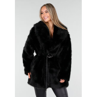 Schwarzer Pelzmantel mit Gürtel
