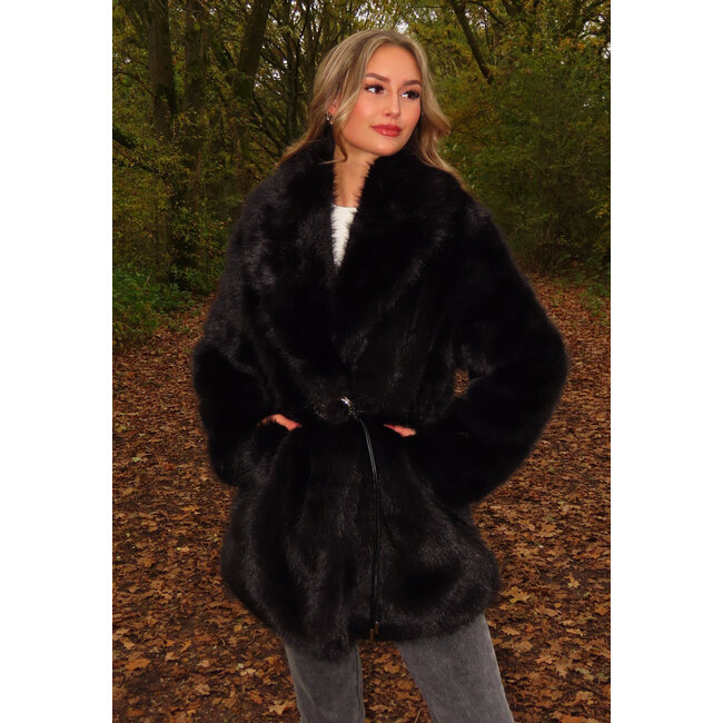 Schwarze Kunstfelljacke mit Gürtel