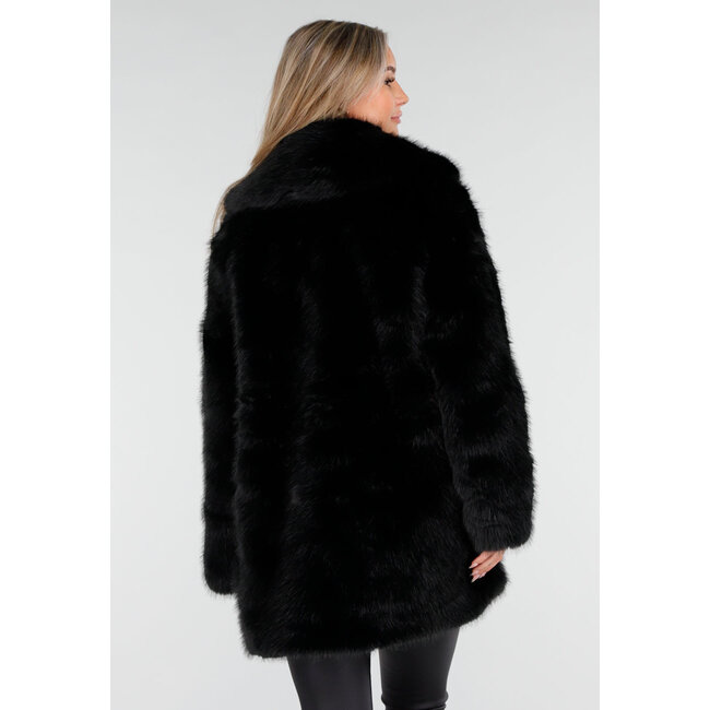 Schwarze Kunstfelljacke mit Gürtel