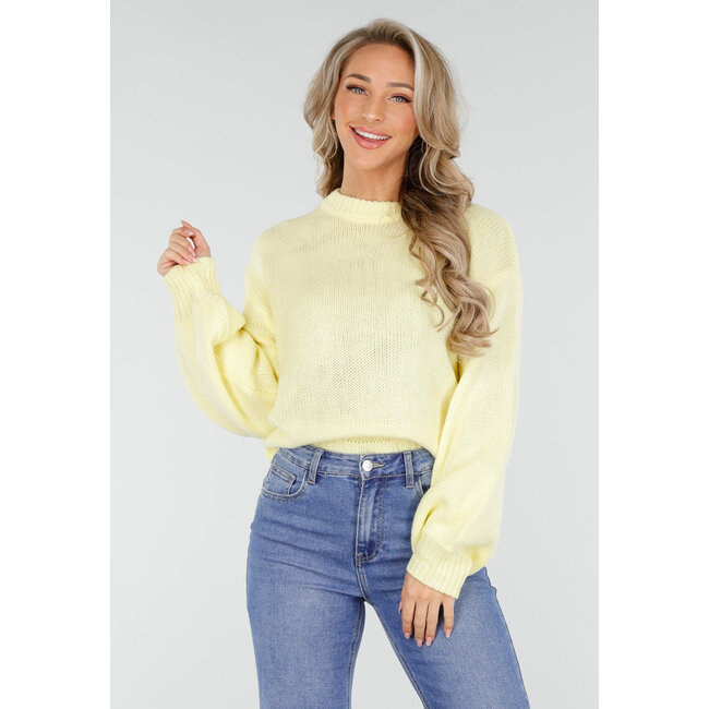 Gelber grobgestrickter Pullover